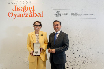 El ministro de Asuntos Exteriores, Unión Europea y Cooperación, José Manuel Albares, hace entrega del galardón Isabel de Oyarzábal a Rebeca Grynspan, actual secretaria general de la Conferencia d