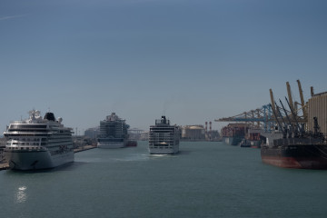 Archivo - El buque MSC Armonía zarpa del Puerto de Barcelona, a 4 de abril de 2024, en Barcelona, Catalunya (España). El buque MSC Armonía que se encontraba retenido en el Puerto de Barcelona desde