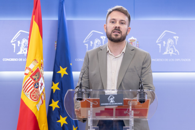 Archivo - El diputado de Compromis Alberto Ibáñez, durante una rueda de prensa, en el Congreso de los Diputados, a 22 de julio de 2025, en Madrid (España)