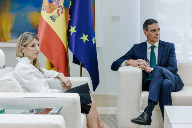 Archivo - El presidente del Gobierno, Pedro Sánchez, y la vicepresidenta segunda y ministra de Trabajo y Economía Social, Yolanda Díaz, durante una reunión, en el Palacio de la Moncloa, a 16 de junio de 2025, en Madrid (España).