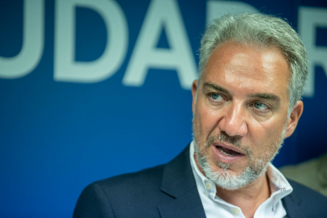 El vicesecretario nacional del PP, Elías Bendodo, ofrece declaraciones a los medios tras la reunión de trabajo del Comité de Dirección PPCR y del Grupo Popular de la Diputación de Ciudad Real, en la sede provincial del PP de Ciudad Real. (Foto de archivo)