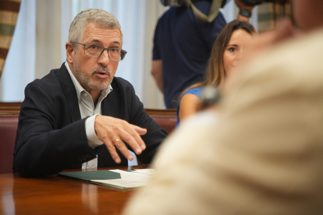 El secretario de Estado de Medio Ambiente, Hugo Morán, durante una reunión con representantes de entidades operadoras del ciclo integral del agua y alcaldes de varios municipios afectados por la dana, a 4 de septiembre de 2025, en Madrid (España).