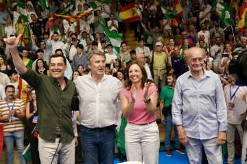 Archivo - El líder del PP, Alberto Núñez Feijóo, y el presidente del PP andaluz y de la Junta, Juanma Moreno, protagonizan un acto de partido en defensa de 