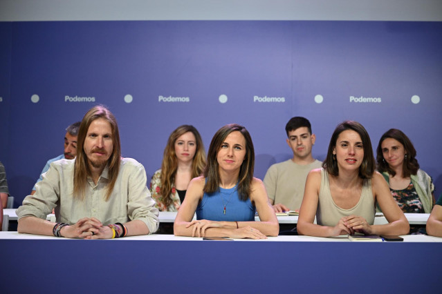 Archivo - (I-D) El portavoz de Podemos, Pablo Fernández; la secretaria general, Ione Belarra y la eurodiputada de Podemos, Irene Montero, durante el Consejo Ciudadano Estatal (CCE) de Podemos en la sede del partido, a 20 de junio de 2025, en Madrid (Españ