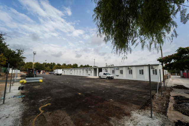 Escuela provisional en obras, tras una protesta por el no inicio del curso, frente a los barracones de Ceip Lluis Vives y la Escuela Infantil Ausiàs March de Massanassa, a 8 de agosto de 2025, en Massanassa, Valencia.