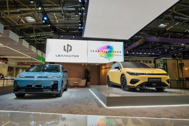 Presentación del B10 (izquierda) y B05 (derecha) de Leapmotor, en el IAA Mobility de Munich