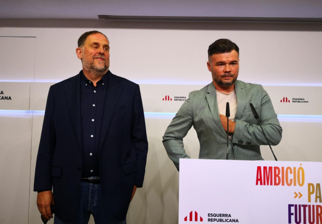 El líder de ERC, Oriol Junqueras, y el portavoz del partido en el Congreso, Gabriel Rufian, en rueda de prensa.