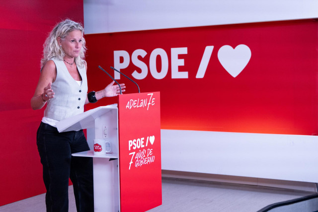 La portavoz del PSOE, Montse Mínguez, en una rueda de prensa en la sede del partido tras la reunión de la Ejecutiva Federal.