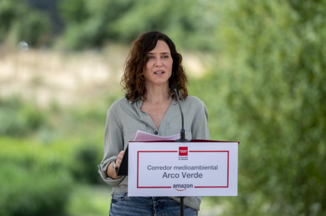 Archivo - La presidenta de la Comunidad de Madrid, Isabel Díaz Ayuso, durante una visita a la nueva pasarela sobre el río Henares y al corredor medioambiental Arco Verde, a 22 de julio de 2025, en Mejorada del Campo, Madrid (España).