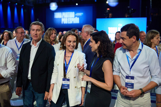 Archivo - El presidente del PP, Alberto Núñez Feijóo, la ex secretaria general del PP, Cuca Gamarra, la presidenta de la Comunidad de Madrid, Isabel Díaz Ayuso, y el presidente de la Junta de Andalucía, Juan Manuel Moreno, durante la segunda jornada del X