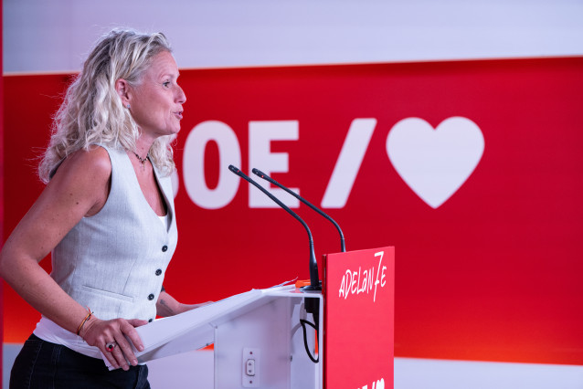 La portavoz del PSOE, Montse Mínguez, en una rueda de prensa en Ferraz.