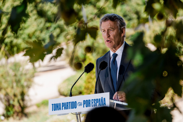 El presidente del Partido Popular, Alberto Núñez Feijóo, durante una rueda de prensa, posterior a la reunión del Comité de Dirección del PP, en el Hotel NH Collection Palacio de Aranjuez, a 1 de septiembre de 2025, en Aranjuez, Madrid (España).