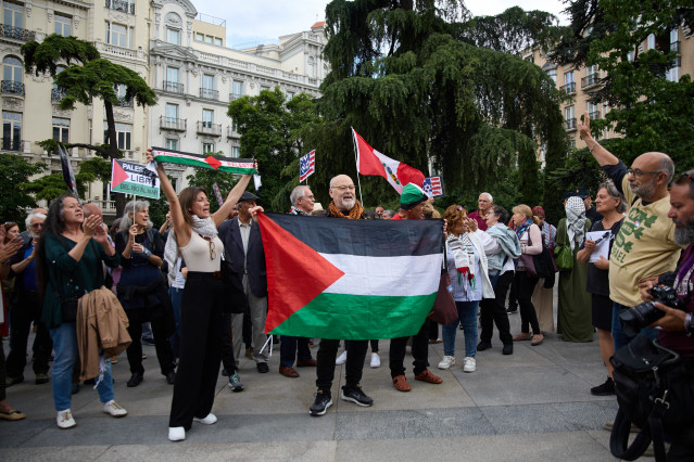 Archivo - Varias personas durante una concentración propalestina frente al Congreso de los Diputados, a 20 de mayo de 2025, en Madrid (España).