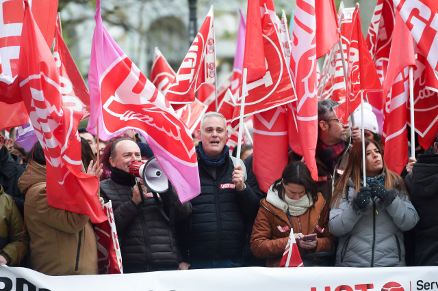 Archivo - Varias personas con banderas sindicales durante una protesta convocada por CCOO y UGT