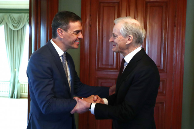 Archivo - El presidente del Gobierno, Pedro Sánchez (i), y el primer ministro de Noruega, Jonas Gahr Støre (d), conversan en su reunión en Oslo