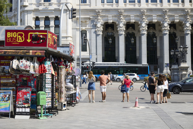 Archivo - Tienda de souvenirs, a 2 de septiembre de 2024, en Madrid (España).