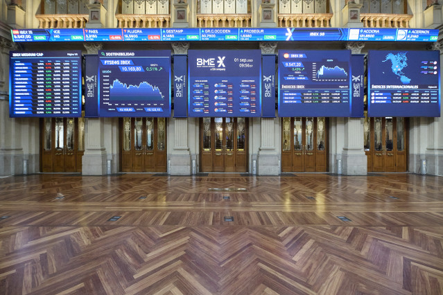 Archivo - Varios paneles del Ibex 35 en el Palacio de la Bolsa, a 1 de septiembre de 2023, en Madrid (España).
