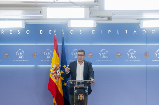 La portavoz del PSOE en el Congreso, Patxi López, durante una rueda de prensa