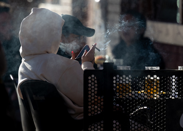 Archivo - Una persona fumando en una terraza, a 27 de diciembre de 2023, en Madrid (España).