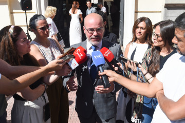 El delegado de Gobierno en Madrid, Francisco Martín Aguirre, atiende a los medios de comunicación tras un minuto de silencio por el asesinato de dos mujeres por presenta violencia de género en Sevi