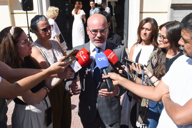 El delegado de Gobierno en Madrid, Francisco Martín Aguirre, atiende a los medios de comunicación tras un minuto de silencio por el asesinato de dos mujeres por presenta violencia de género en Sevilla y Barcelona, frente a la Delegación del Gobierno en Ma