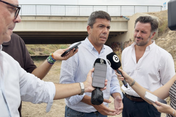 El 'president' de la Generalitat, Carlos Mazón (c), junto al alcalde de Elche (Alicante), Pablo Ruz (d) este martes