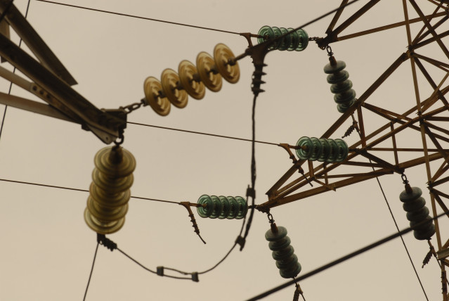 Archivo - Recursos de tendido eléctrico