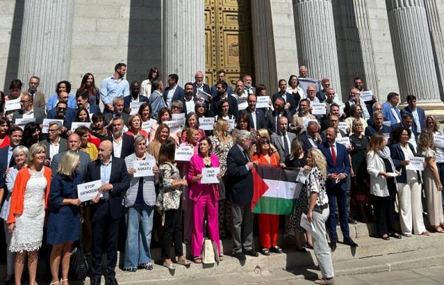 Archivo - El PSOE y sus socios se concentran en el Congreso para protestar contra el 