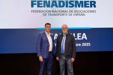 Carlos Folchi, presidente de Fenadismer, junto a su predecesor en el cargo, Julio Villaescusa