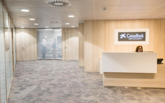 Archivo - Oficina de CaixaBank AM.