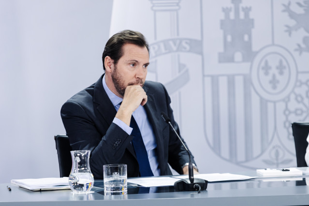 Archivo - El ministro de Transportes y Movilidad Sostenible, Óscar Puente, durante una rueda de prensa posterior a la reunión del Consejo de Ministros, en el Palacio de la Moncloa