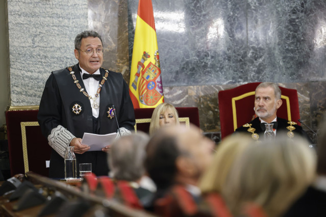 El fiscal general del Estado, Álvaro García  Ortiz pronuncia un discurso en presencia del rey Felipe VI y de la presidenta del Tribunal Supremo y el Consejo General del Poder Judicial (CGPJ), Isabel Perelló, este viernes en el Tribunal Supremo.  POOL