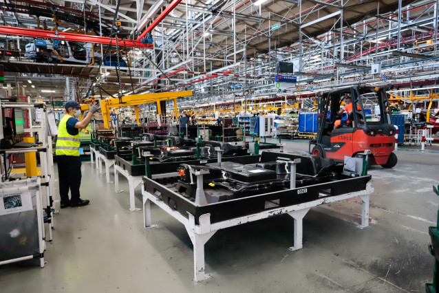 Archivo - Un operario trabajando en una fábrica de automóviles
