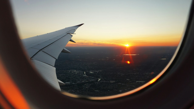 Archivo - Atardecer desde un avión.