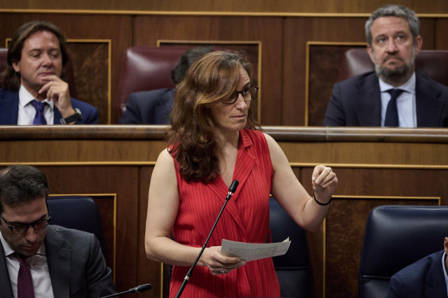 Archivo - La ministra de Sanidad, Mónica García, interviene durante una sesión de control al Gobierno, en el Congreso de los Diputados, a 18 de junio de 2025, en Madrid (España).