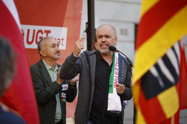 El secretario general de CCOO, Unai Sordo, y el líder de UGT, Pepe Álvarez, durante una concentración a favor de la reducción de la jornada laboral, a 10 de septiembre de 2025, en Barcelona