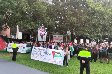 Protestas de estudiantes a favor de Palestina en el inicio del acto de inicio del curso académico de la EHU