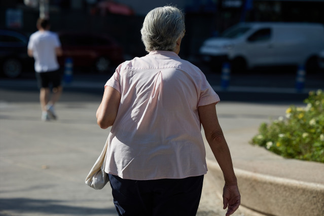 Archivo - Una mujer pensionista caminando por la calle