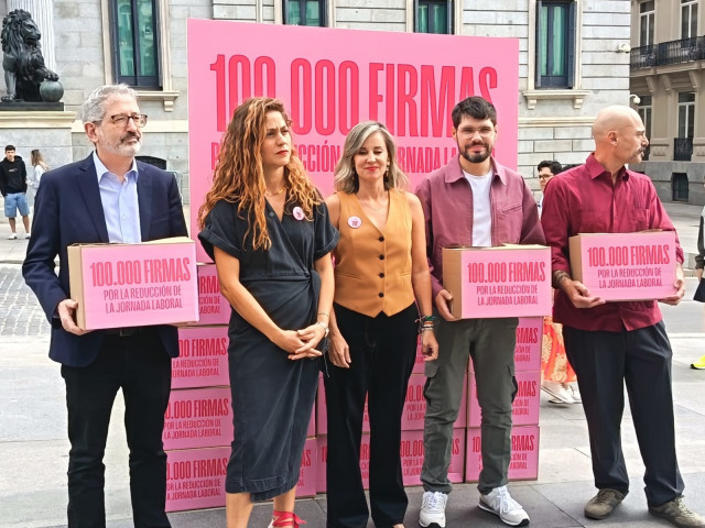 La coordinadora general de Sumar, Lara Hernández, la portavoz en el Congreso, Verónica Martínez Barbero, y otros diputados de Sumar portan más de 100.000 firmas en apoyo a la reducción de jornada laboral que han registrado en el Congreso.