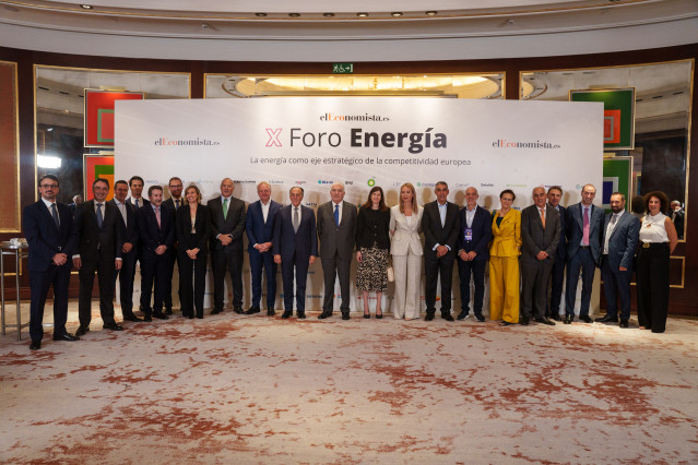Foto de familia previa al 'X Foro Energía: La energía como eje estratégico de la competitividad europea', a 10 de septiembre de 2025, en Madrid (España). El X Foro Energía es un evento anual organizado por elEconomista que reúne a los principales líderes