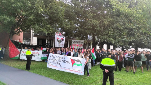 Protestas de estudiantes a favor de Palestina en el inicio del acto de inicio del curso académico de la EHU