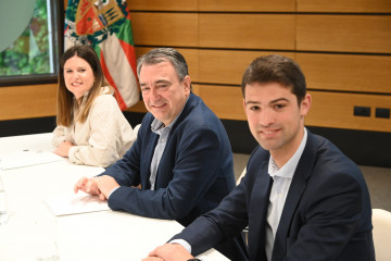Archivo - El presidente del EBB del PNV, Aitor Esteban, y el portavoz de la formación nacionalista en el Parlamento Vasco, Joseba Díez Antxustegi, a 7 de mayo de 2025.