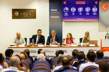El secretario general y director de la Asociación Valenciana de Empresarios (AVE), Diego Lorente, interviene durante el encuentro informativo ‘#Quiero Corredor’, organizado por Europa Press