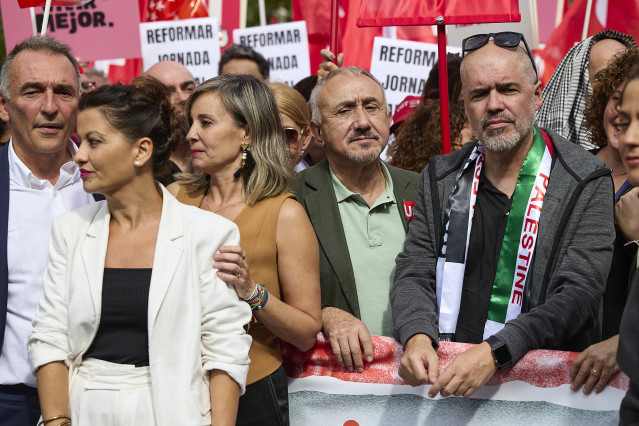 (I-D) El diputado de Sumar Enrique Santiago; la ministra de Juventud e Infancia, Sira Rego; la portavoz de Sumar en el Congreso, Verónica Martínez; el secretario general de UGT, Pepe Álvarez; y el secretario general de CCOO, Unai Sordo; durante una concen