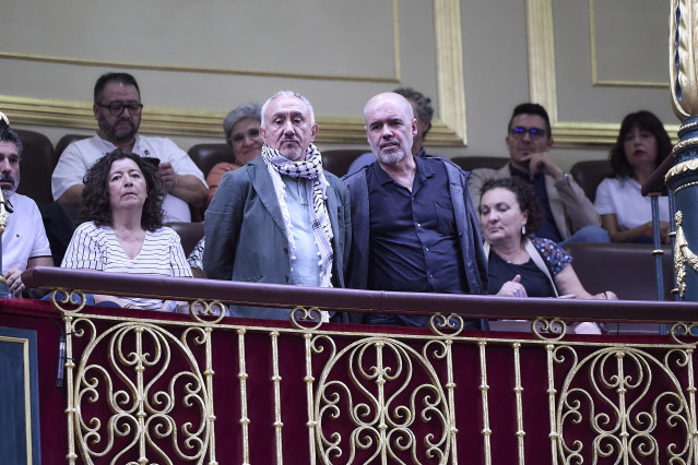 El secretario general de UGT, Pepe Álvarez (2i), y el secretario general de CCOO, Unai Sordo (2d), durante un pleno en el Congreso de los Diputados, a 10 de septiembre de 2025, en Madrid (España).