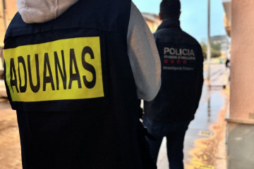 Archivo - Agente del Servicio de Vigilancia Aduanera de la Agencia Tributaria junto a un agente de los Mossos d'Esquadra
