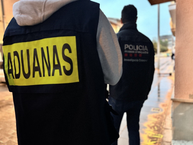 Archivo - Agente del Servicio de Vigilancia Aduanera de la Agencia Tributaria junto a un agente de los Mossos d'Esquadra