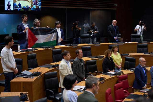 El pleno del Parlamento de Navarra guarda un minuto de silencio en condena del genocidio del pueblo palestino a manos de Israel