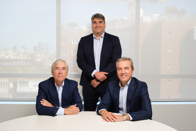 Miguel Pereda (izq.), presidente de Grupo Lar, y Jaime Lacasa (dcha.), socio fundador de Elix. En el centro Daniel Toribio, CEO del nuevo operador