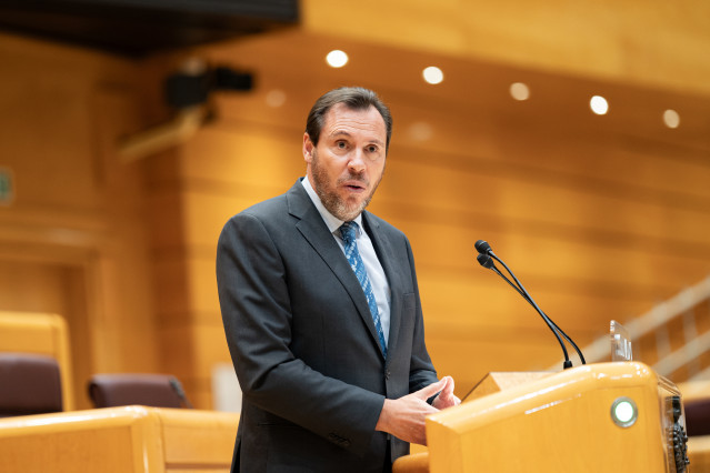 Archivo - El ministro de Transportes y Movilidad Sostenible, Óscar Puente, interviene durante una sesión plenaria del Senado, a 12 de diciembre de 2023, en Madrid (España).